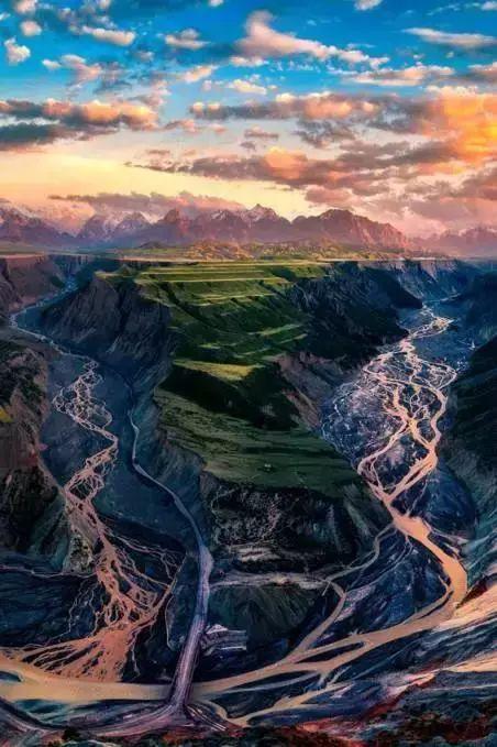 惊艳！新疆竟藏着一个梵高式的彩色大峡谷，不输科罗拉多