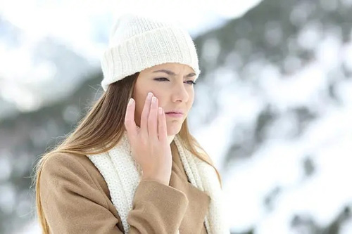 冬天洗完脸皮肤干燥紧绷起皮怎么办？冬天洗脸的正确方法