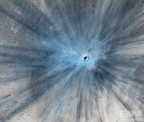 NASA捕捉小行星撞击火星形成100英尺陨石坑