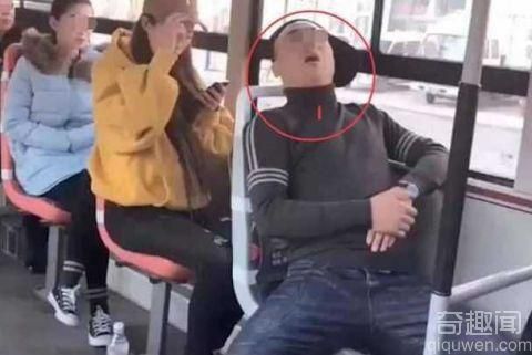 公交车上男子睡觉打呼噜，身后美女的做法让人大吃一惊