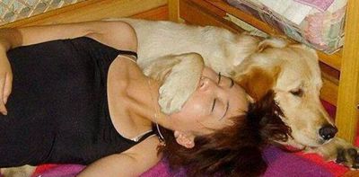 女子抱着狗狗睡觉，半夜突然不适，到医院检查后瘫在地上