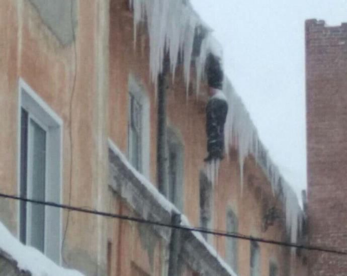 俄罗斯男子离奇死法，冻成巨大冰柱，悬挂在楼顶屋檐下