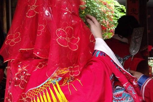 古代新娘子出家为何头上要盖红布盖?红盖头的习俗是怎样的?