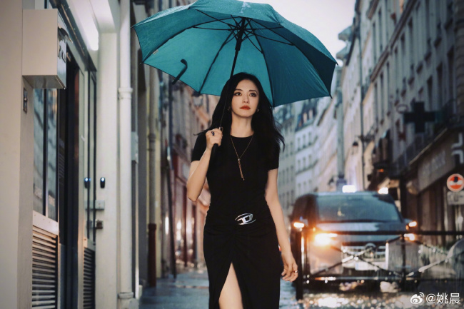 43岁姚晨穿黑裙露美腿 雨中撑伞氛围感拉满