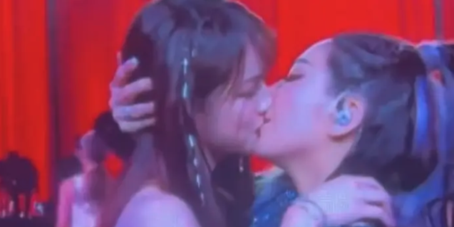 王彩桦与大女儿舞台接吻 时间长达20秒