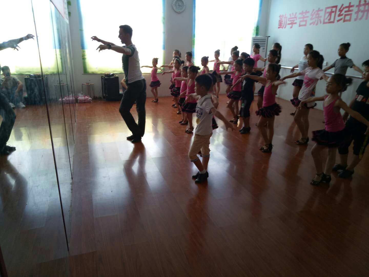 新华舞蹈艺术学校加盟华视搜星《星梦工厂》影视艺术人才孵化基地