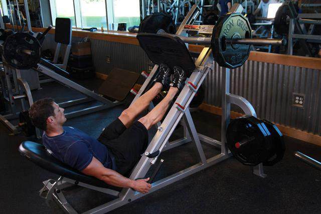 运动健身：新手健身房减肥训练计划 5个有轨器械动作助你快速增肌