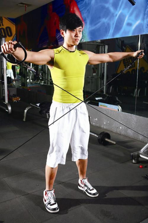 运动健身：哑铃练三角肌 助你快速拥有完美身材