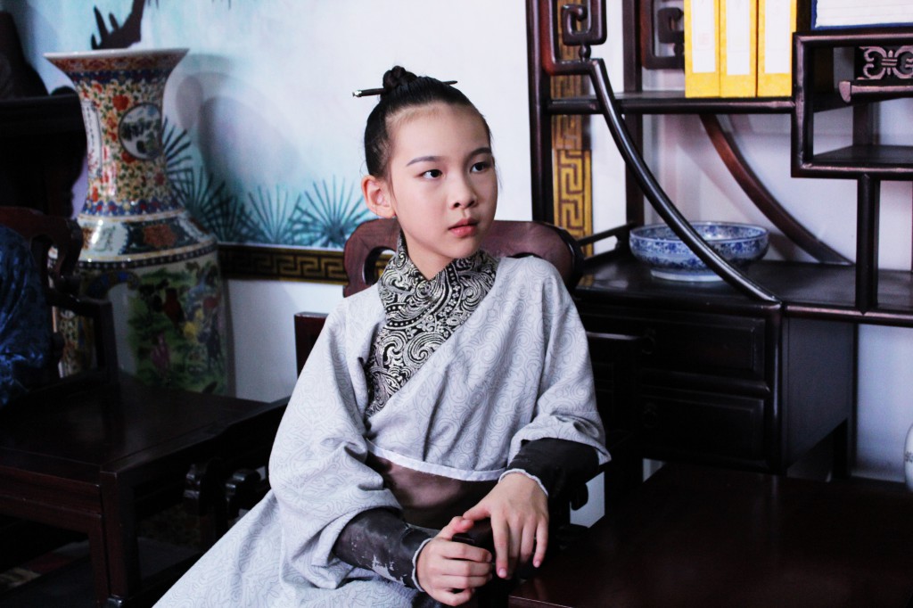 吴卉妍在百集系列小戏骨微电影《木兰从军》中饰演将军
