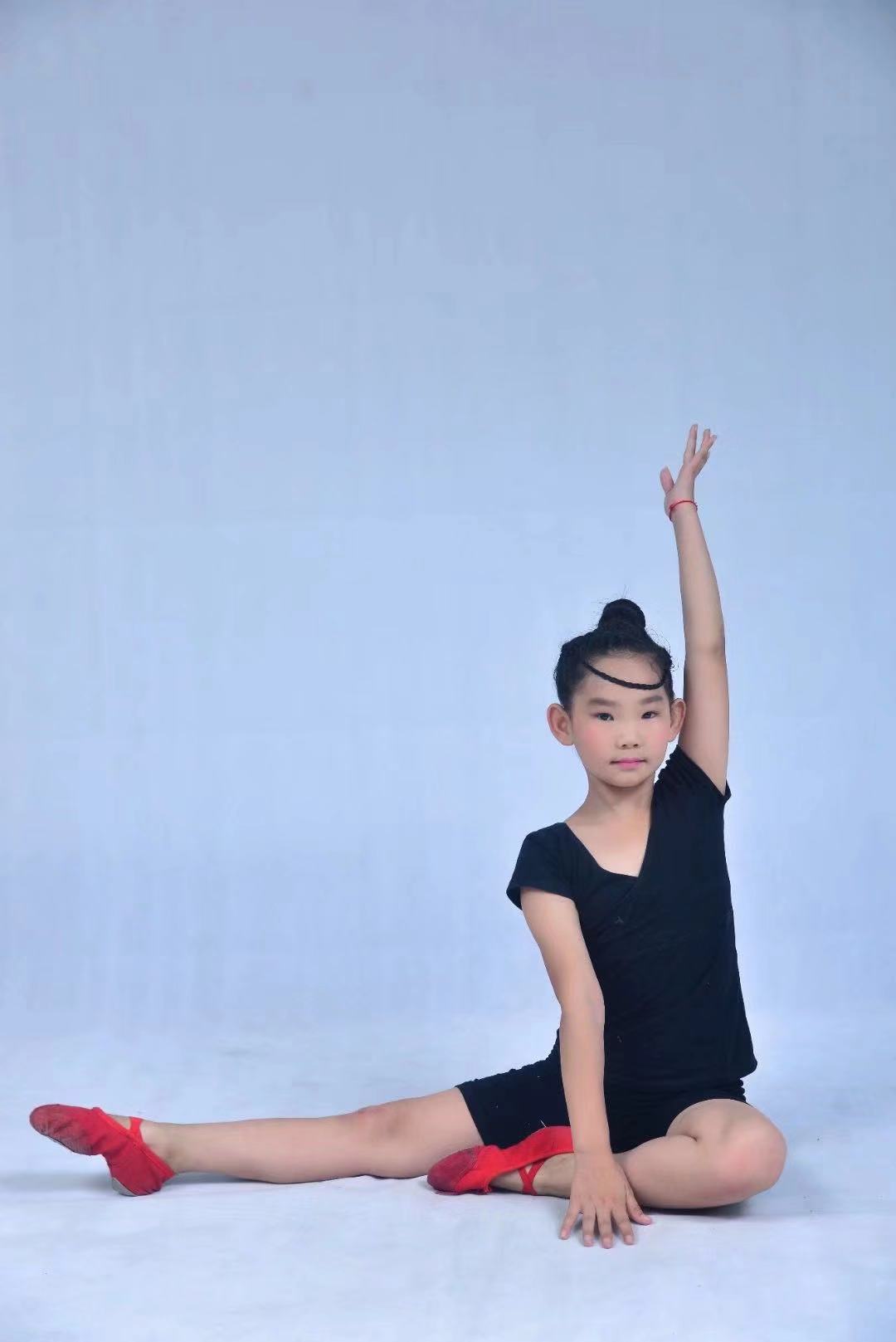 艺美舞蹈 学生：张子琪