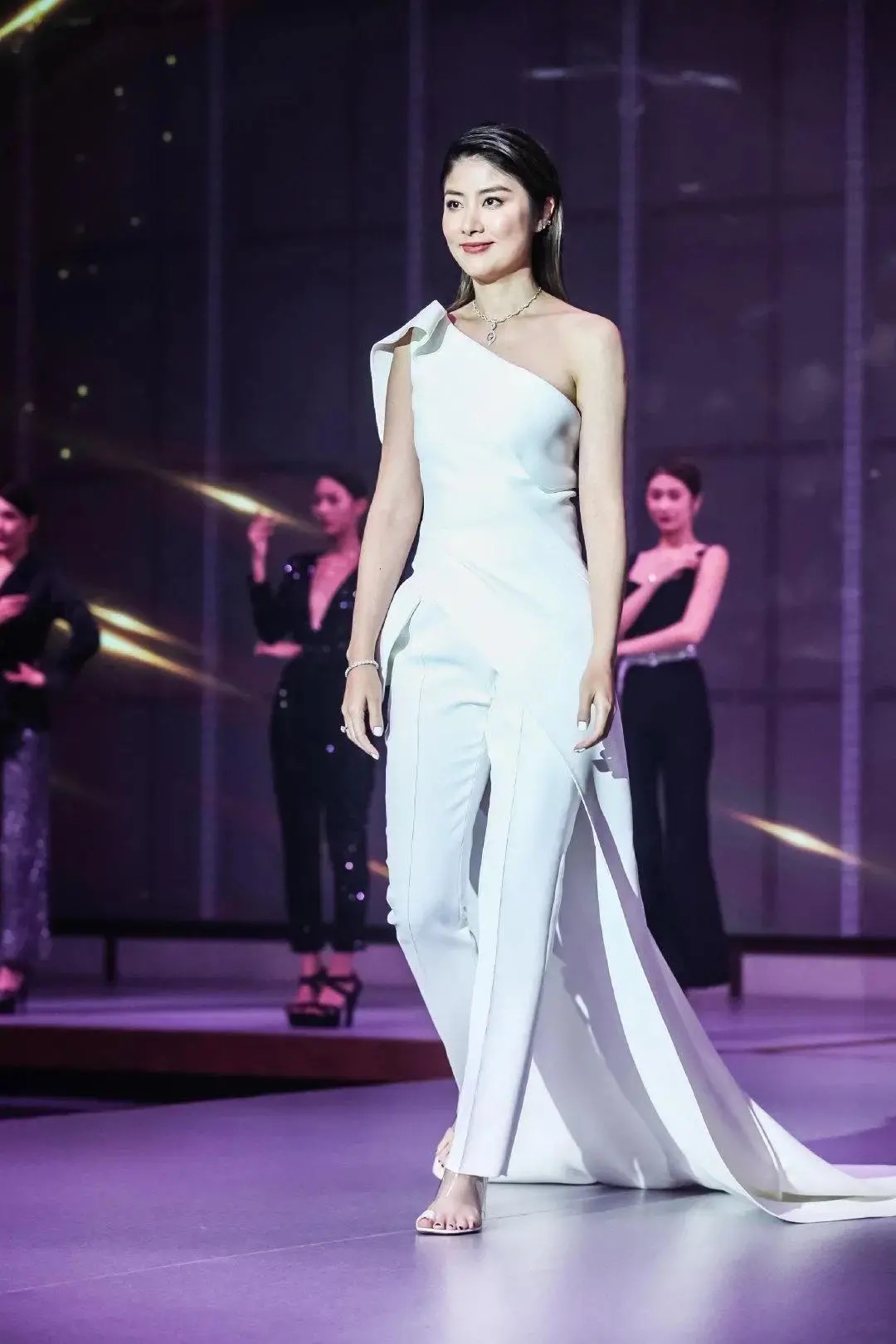 46岁的陈慧琳女神一袭白色斜肩拖地礼服现身活动，看起来高贵时尚十分优雅，很显时尚范儿！