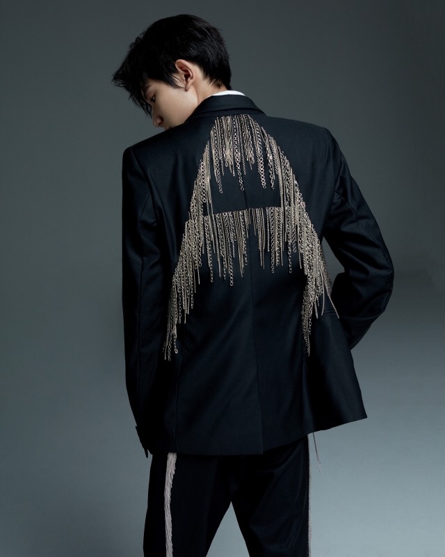 歌手王源金属链条装饰西装内搭铆钉衬衫，全黑造型的摇滚形象超帅！