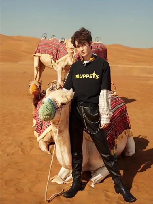 偶像练习生朱正廷 衬衫叠穿T恤，演绎别样的“沙漠之子”！